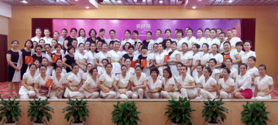 长沙千人同台PK美容技能 齐祝职教老师节日快乐